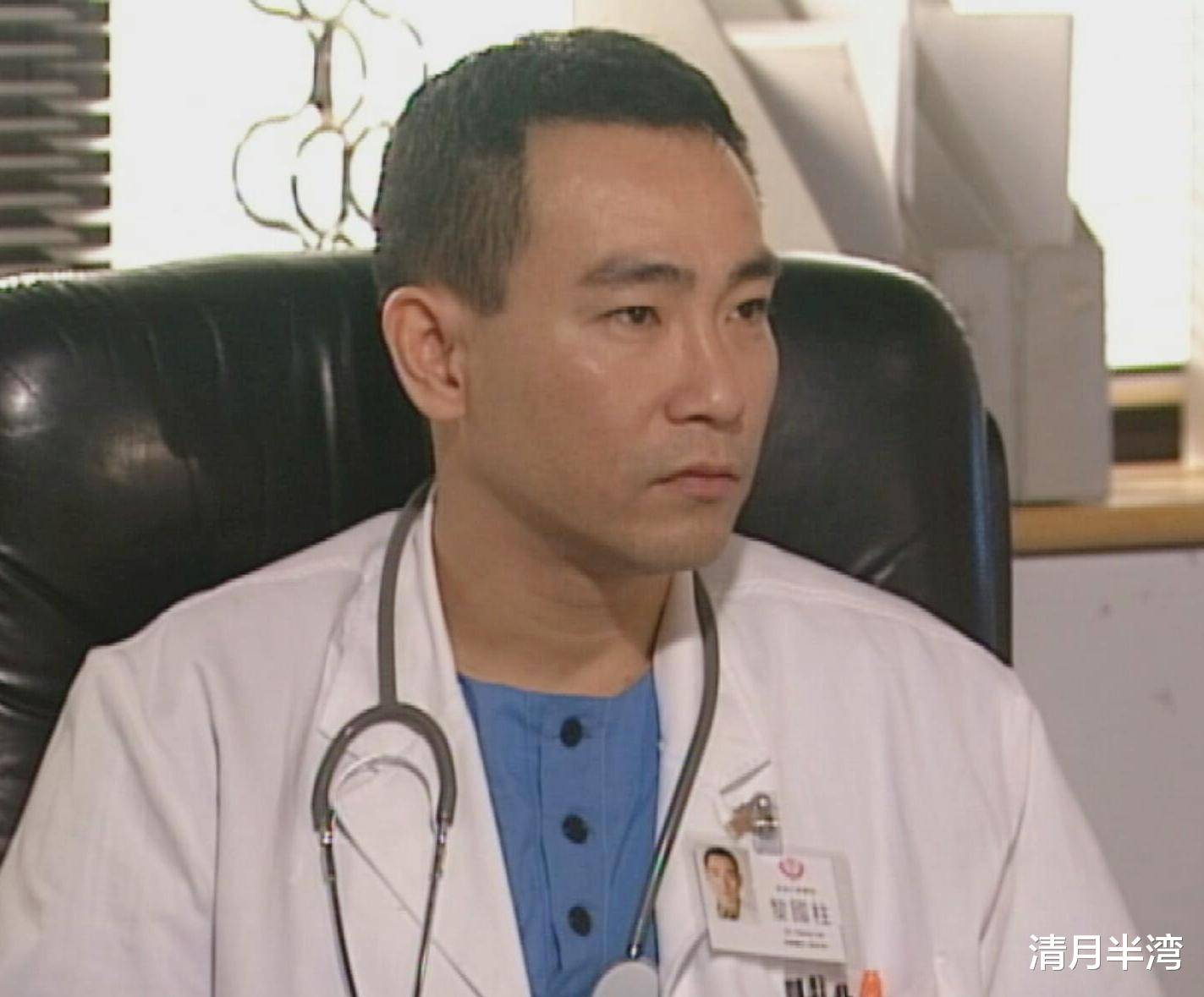 说实话,林保怡的长相平平无奇,五官没有明显硬伤,但皮肤平整度不高