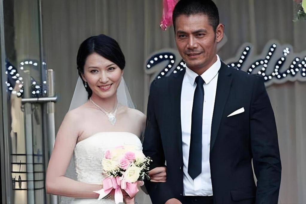 邵兵面对妻子的确非常的温柔,这也归功于邵兵的妻子张培是一个识大体