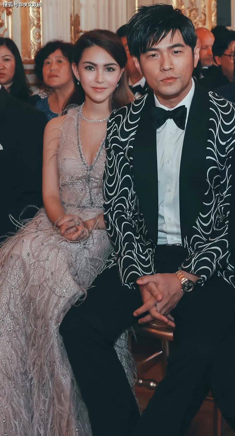 原创周杰伦昆凌结婚十周年带娃重游当年结婚教堂年轻娇妻漂亮有爱