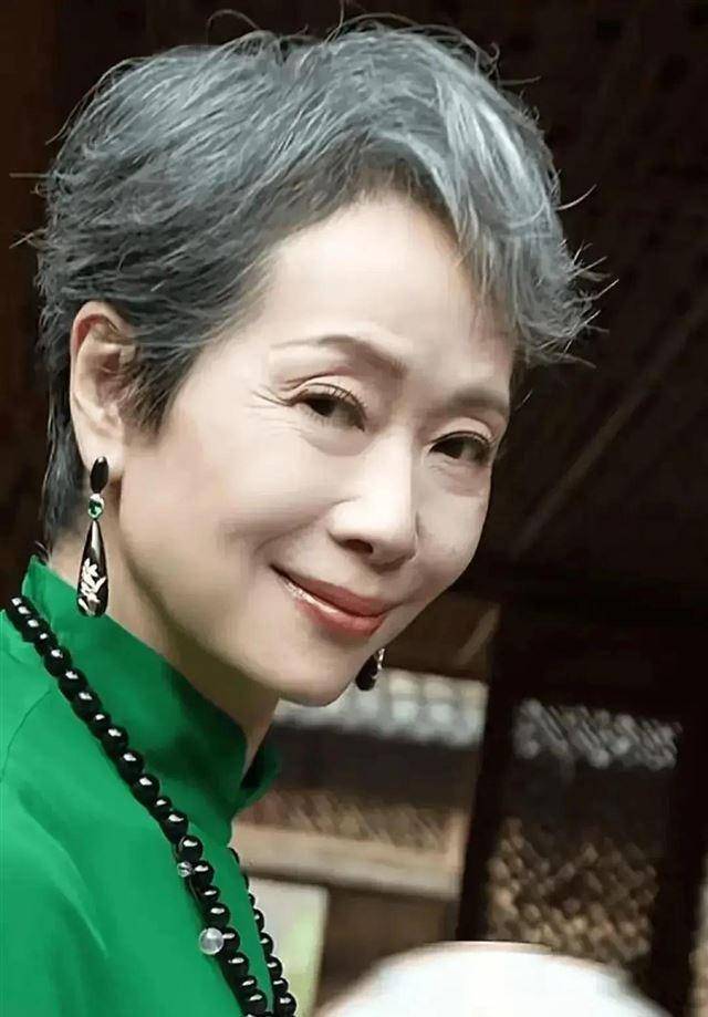 不惧皱纹和白发,在优雅自然中老去的10位女星,她们真的好美!