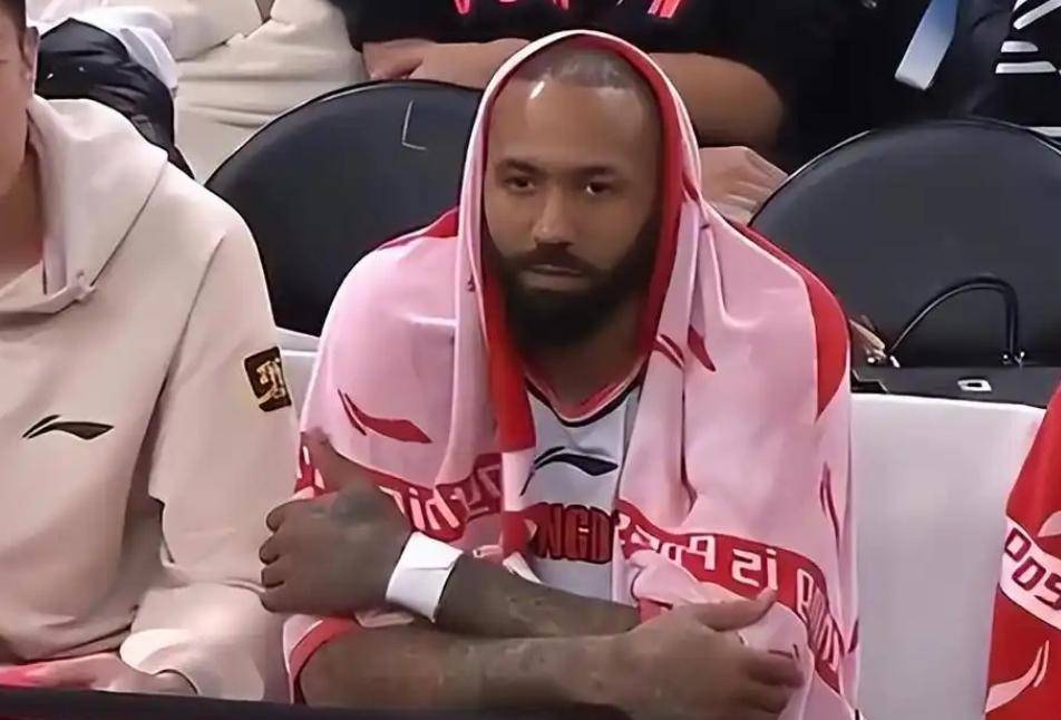 广东男篮惨败上海，杜锋与吉伦沃特矛盾疑云