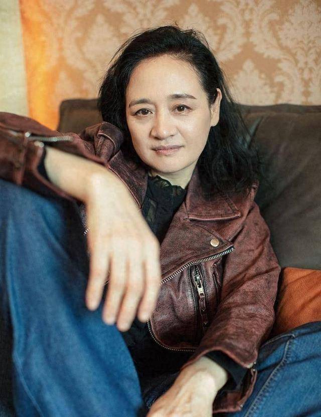 不久后,她出演了《雪山飞狐》,一人分饰两角,分别是袁紫衣和银姑.