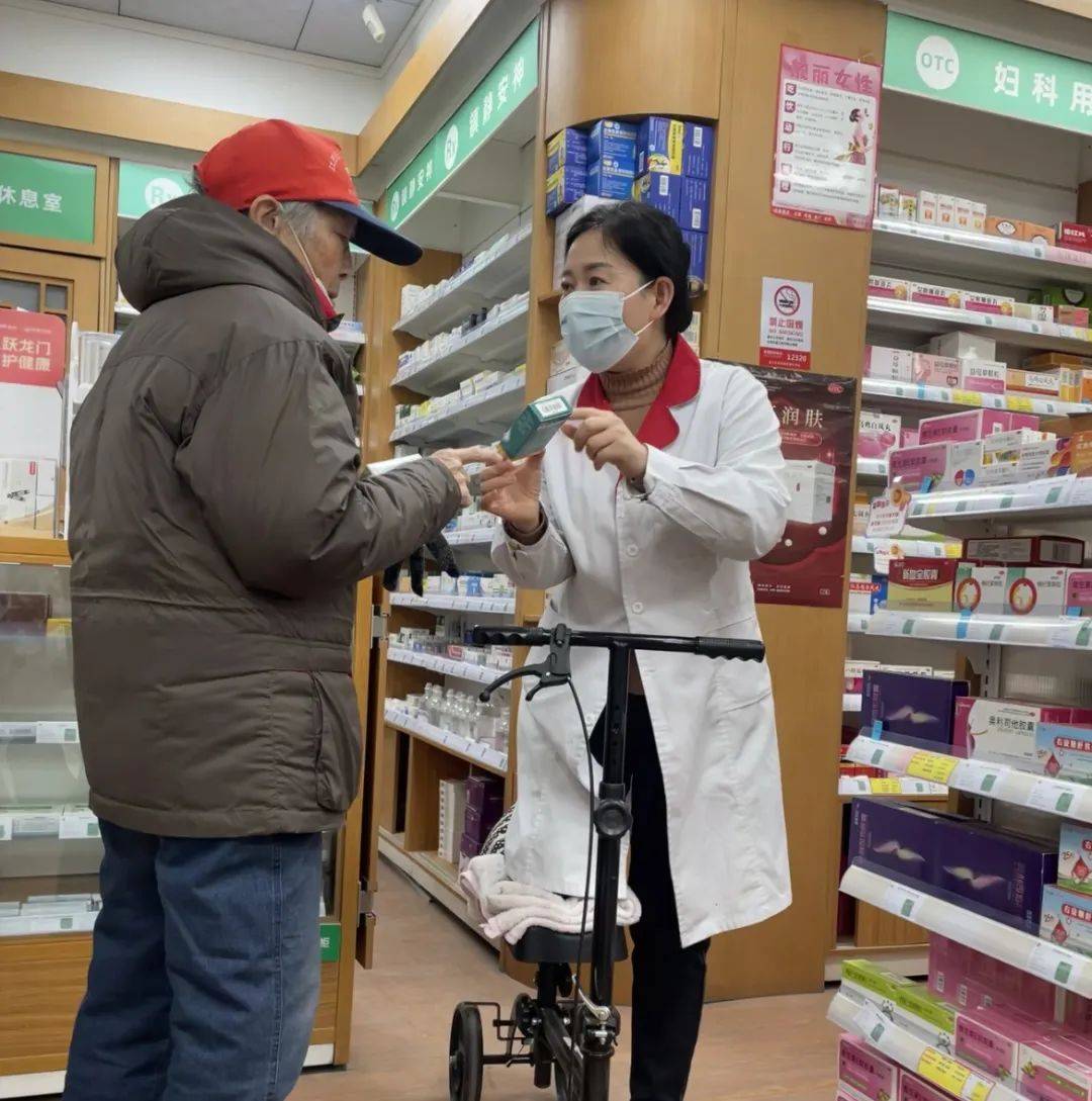 张仲景大药房郑州纬四路店苏永丽:推着助行车上班的"铁娘子"