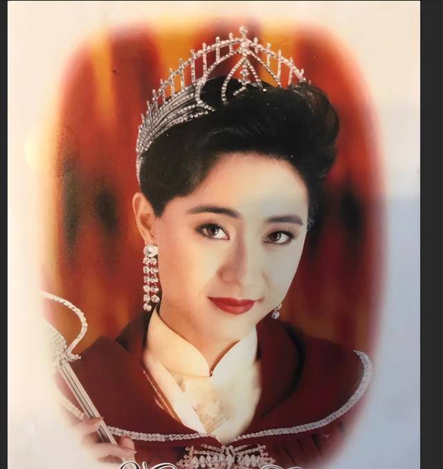 56岁陈法蓉现身泰国,卫衣短发酷感十足,港姐冠军气质依旧