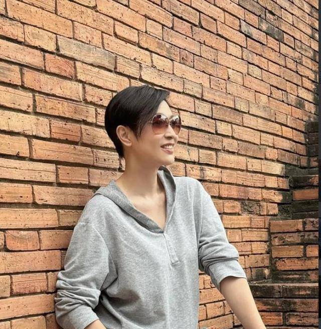 56岁陈法蓉现身泰国,卫衣短发酷感十足,港姐冠军气质依旧