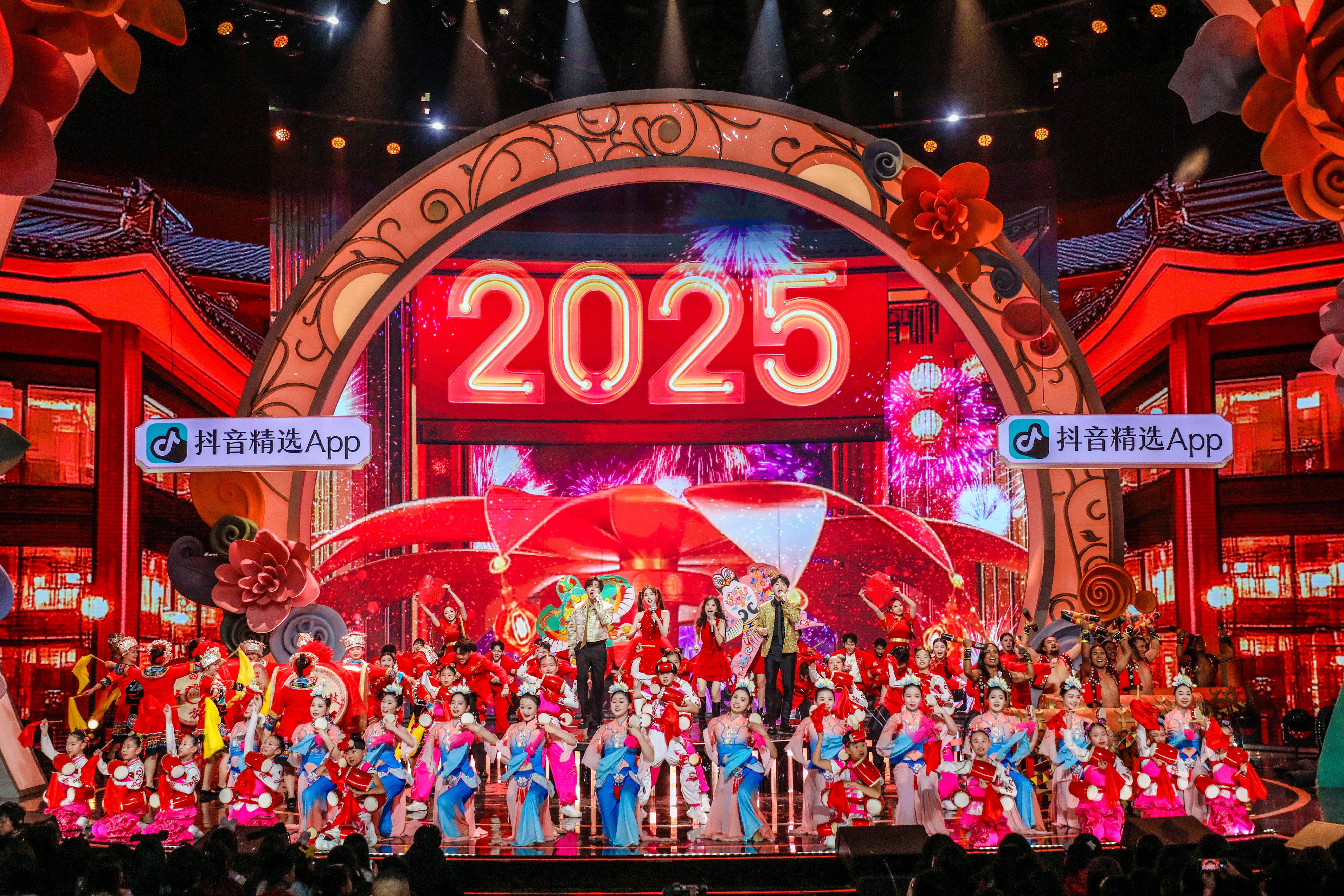 《2025湖南春晚》:非遗焕新彩 年味"非"一般