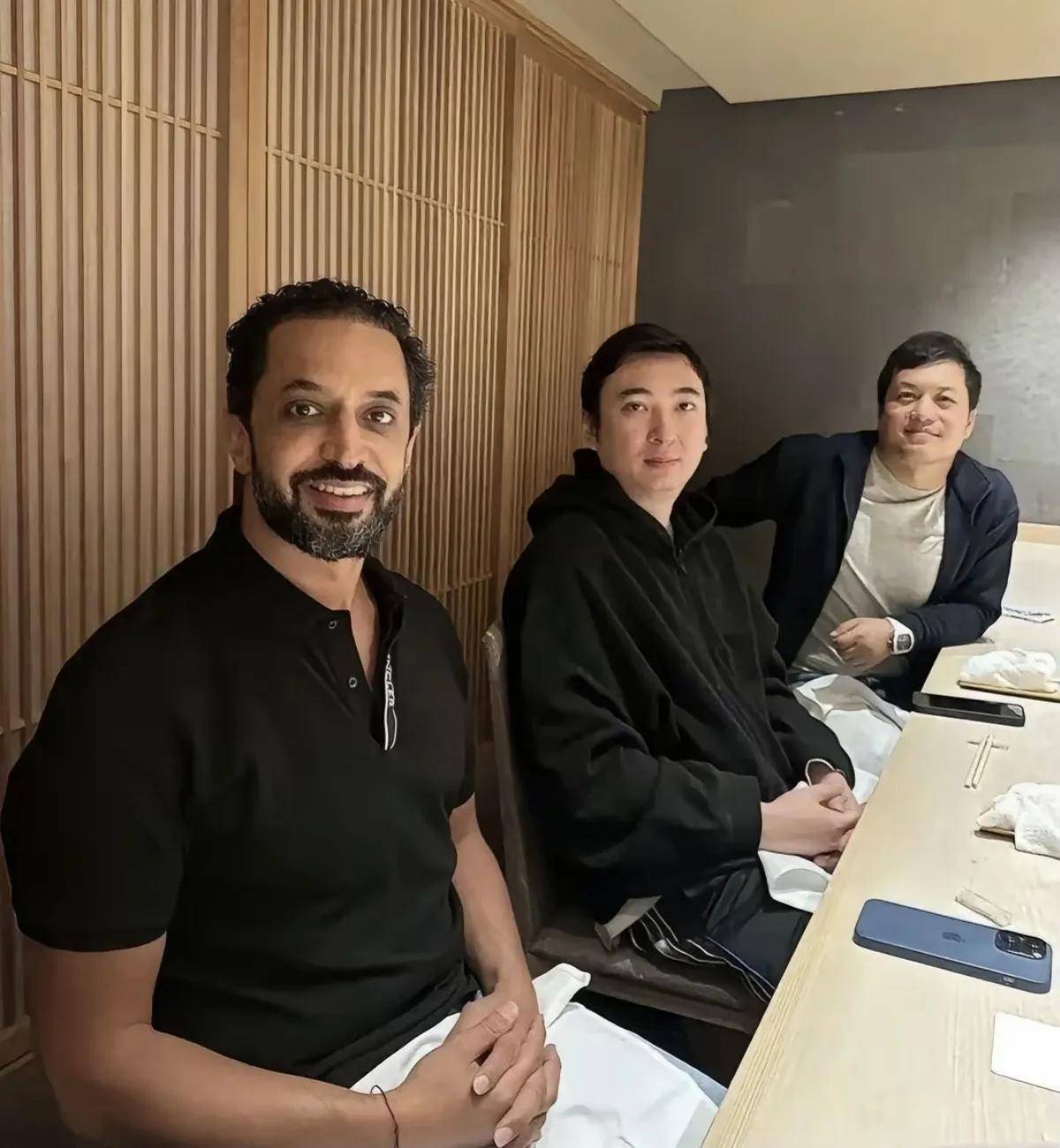 王思聪迪拜谈生意,37岁发福明显!给女友懒懒送定制蛋糕太宠爱!