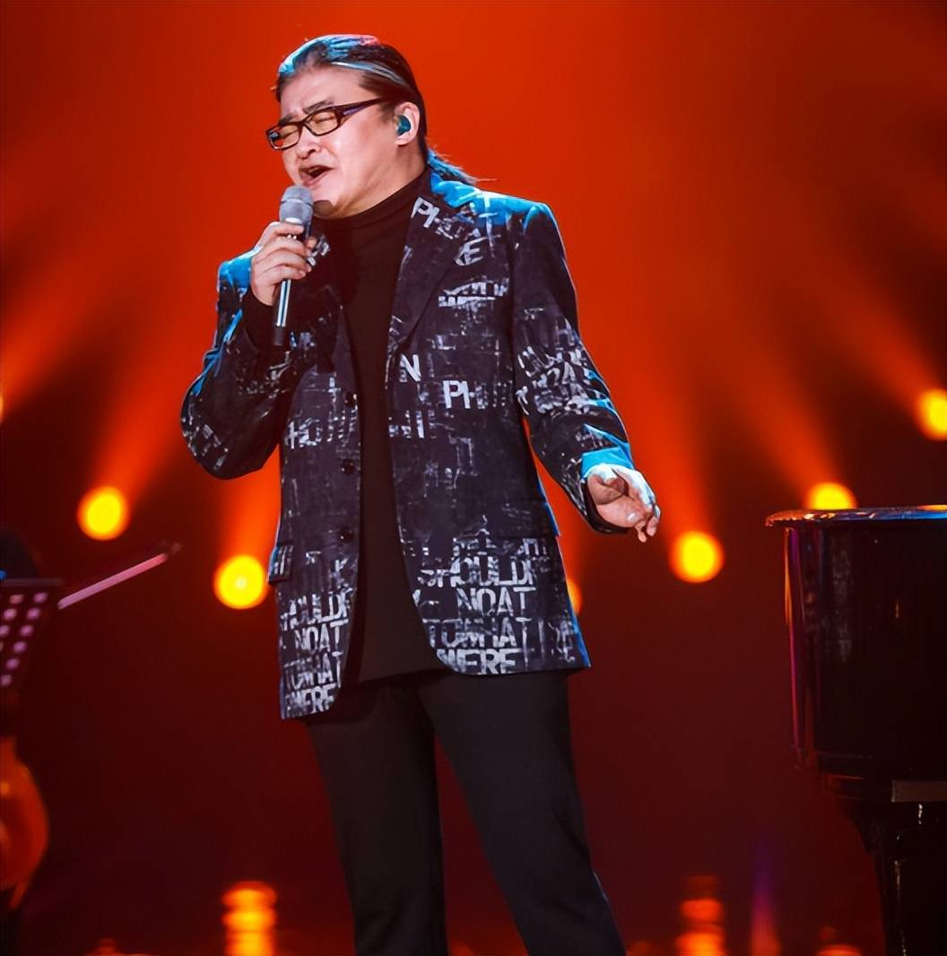 在讲台上,刘欢将自己对音乐的热爱和理解传递给每一位学生