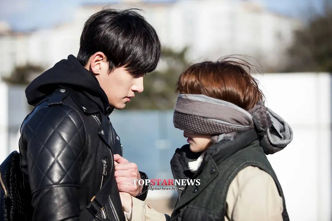《healer》是2014年热播的人气剧集,剧情结合了悬疑,惊悚,轻松及喜剧