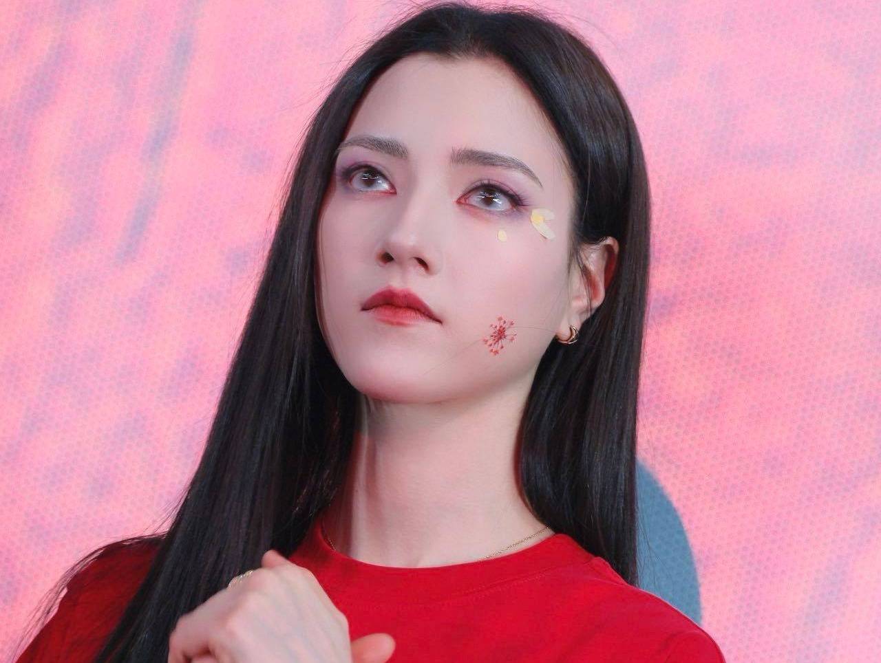 娜然《封神第二部》首映，妲己花瓣妆尽显古典美。_文化_传统_角色