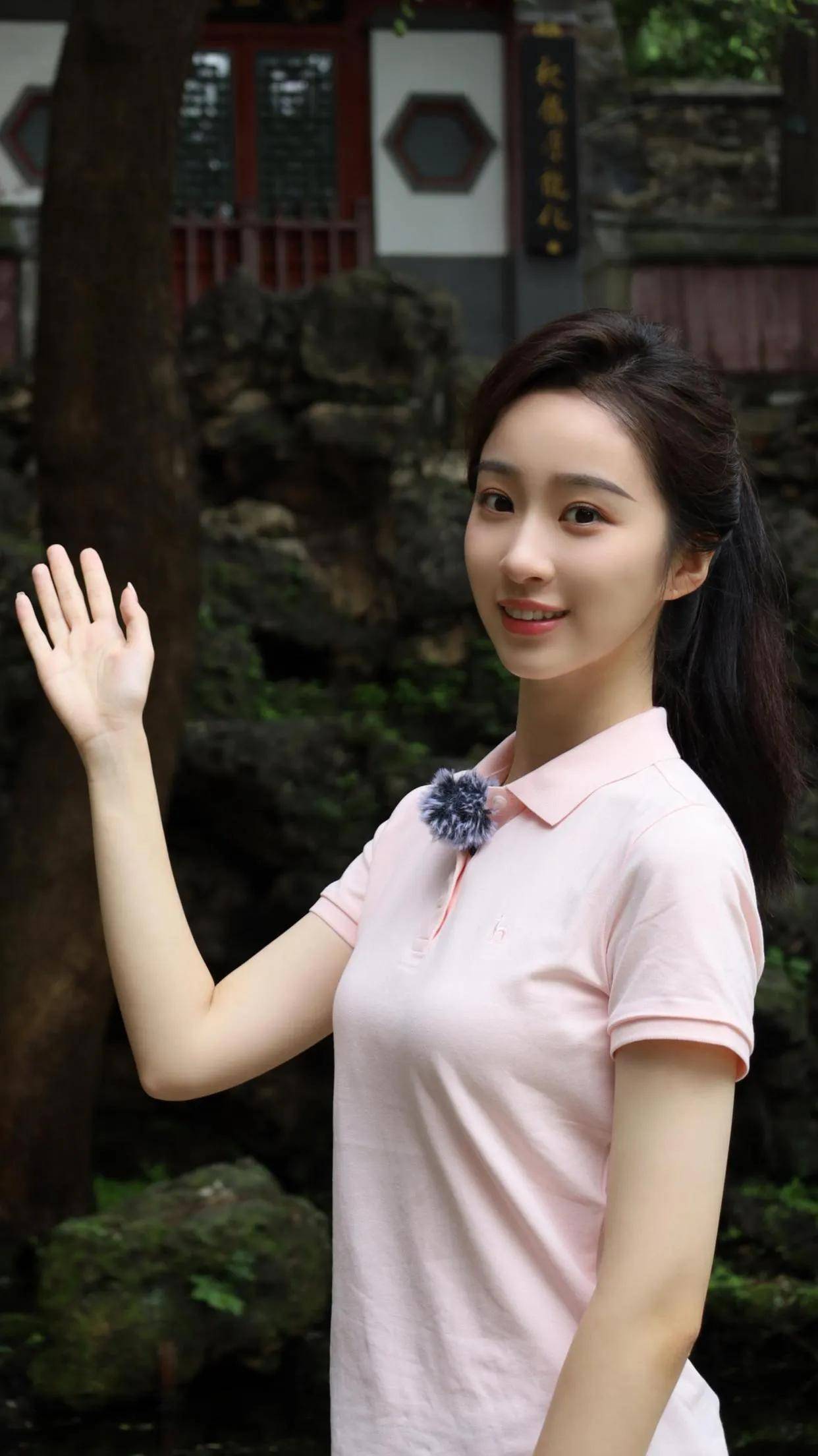 央视又出大美女娇小可爱一笑倾城美若天仙