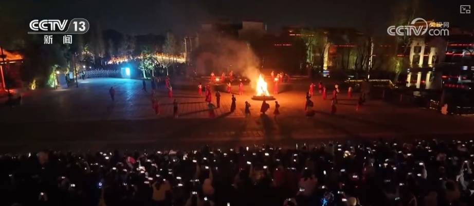 春节假期：城市商圈与乡村市集的热闹非凡，春节期间：城市商圈与乡镇市集的繁荣景象
