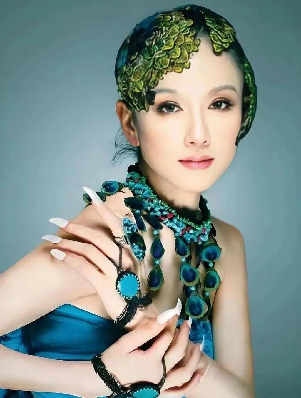 杨丽萍61岁写真曝光,岁月美人惊艳全网,背后故事更动人