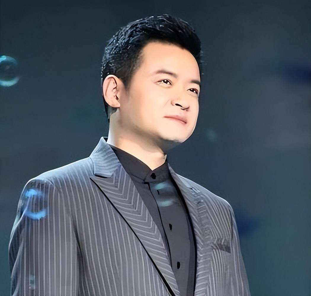 他是央视知名主持人,31岁因为想进步去美国进修,如今48岁怎样了