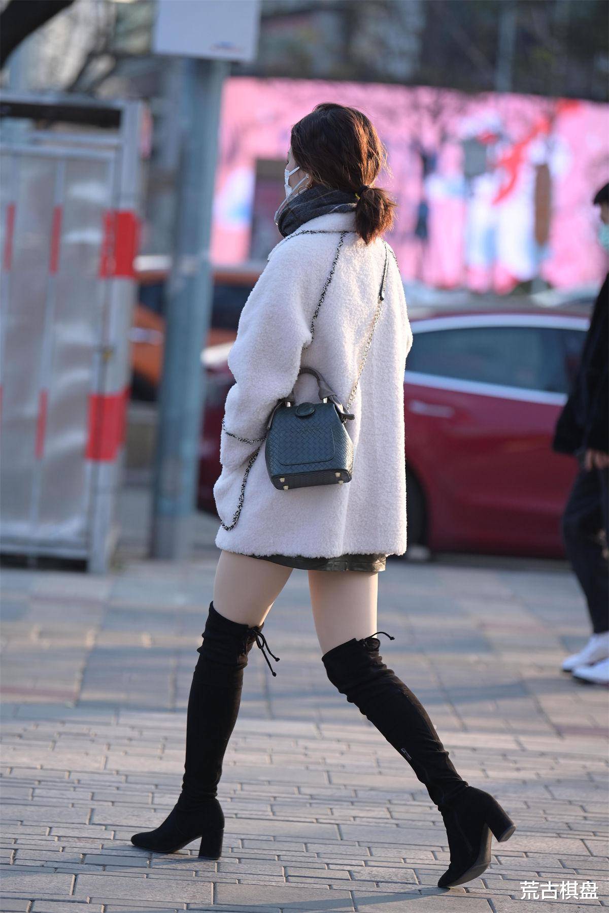 黑色绒面粗跟过膝靴搭配肉色打底裤,腿修长的美女,可以尽情展示