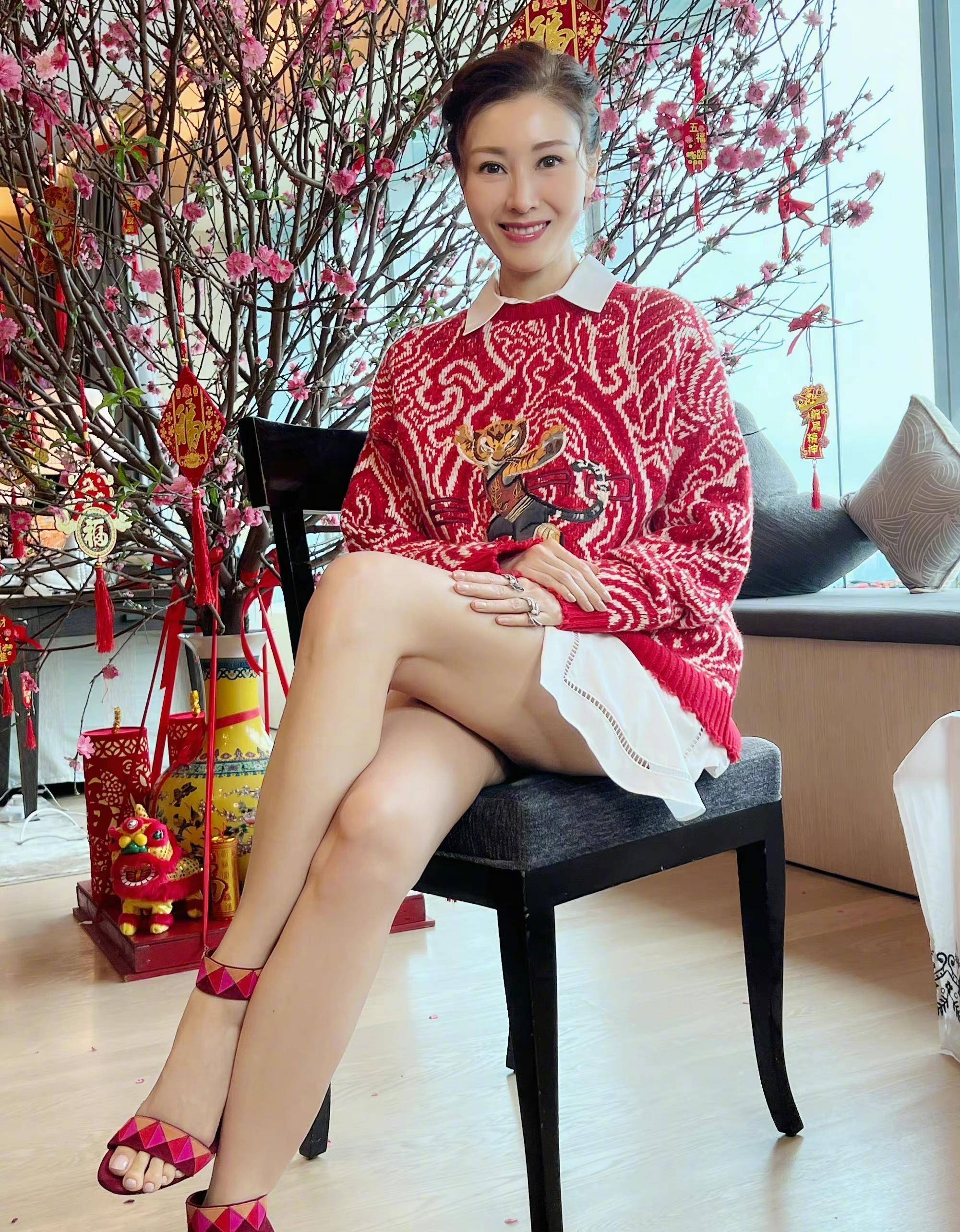 李嘉欣现身海洋公园认不出!54岁身材姣好状态佳,美好人生惹人羡