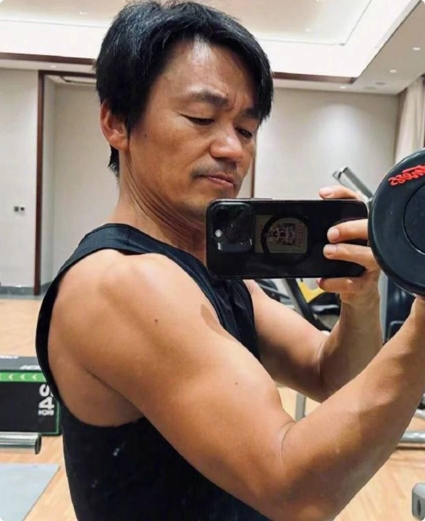 王宝强的腹肌照,戳破了多少男明星的"假猛男"的滤镜?