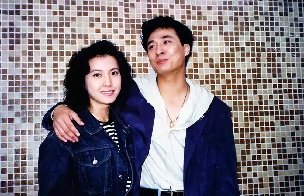 演员李婉华:嫁圈外老公,婚后连三胎,母女合体女儿气质不输妈妈