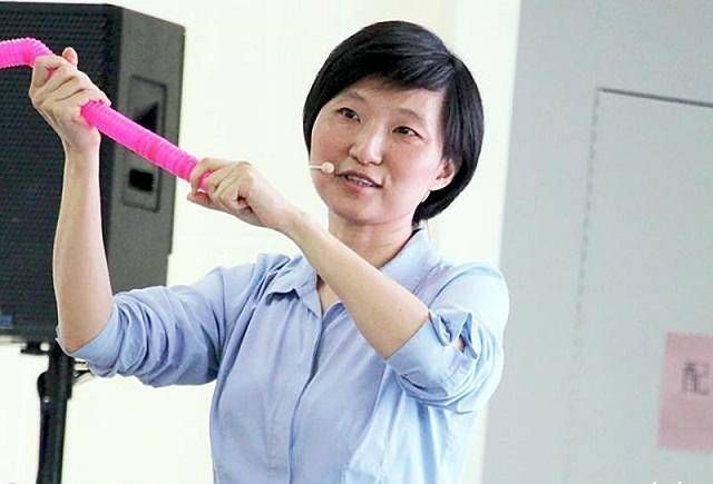 庄小威31岁时加入美国国籍,很多人都为此不解,在中国她已经能达得到最