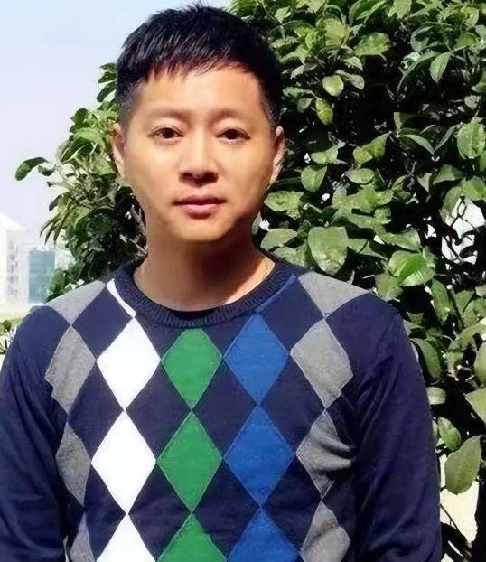 却因听老婆怂恿而自毁前程,现在成婚庆主持