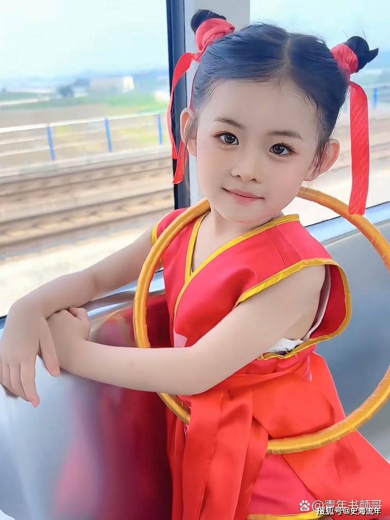 模仿哪吒的发型,是他们向外界宣告自己追求独特,不愿被传统观念所禁锢