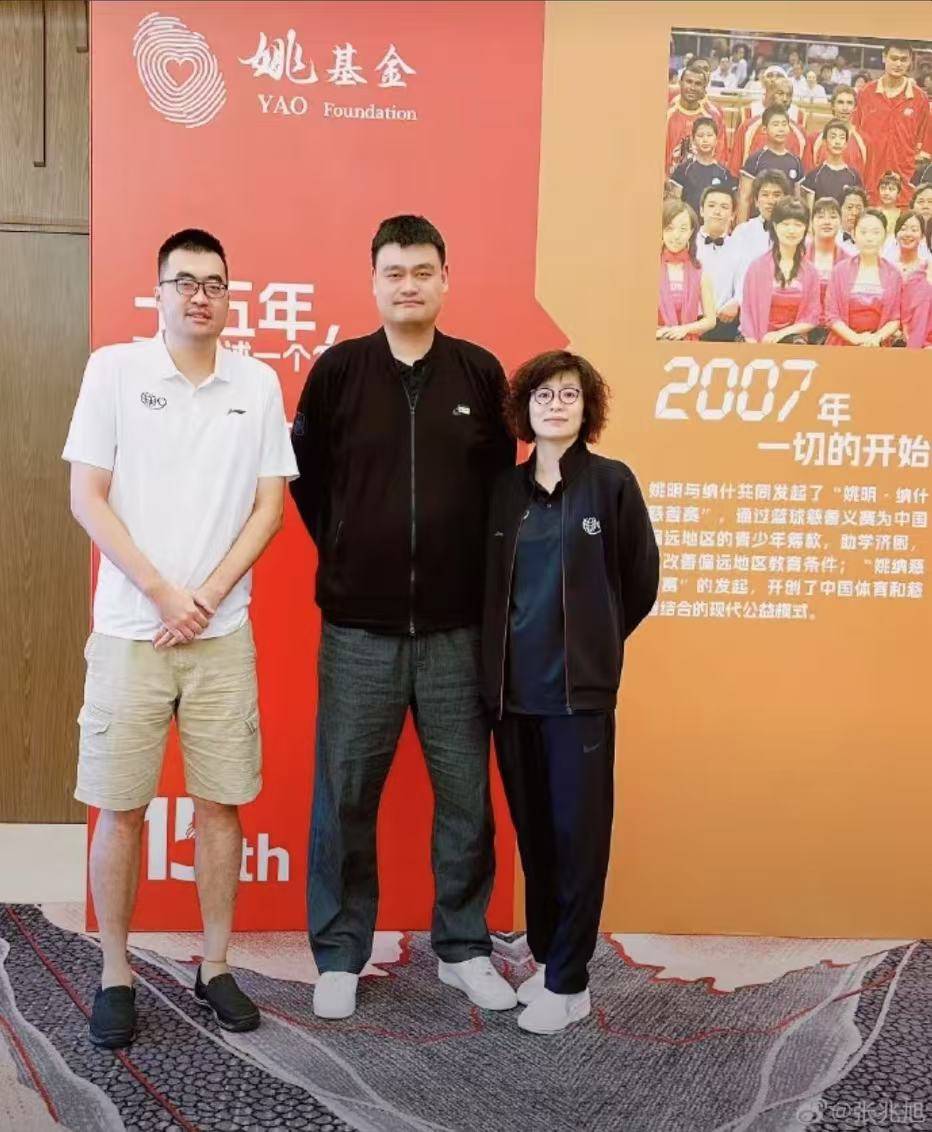 姚明现身美国,严重发福胖成普通人,身后张兆旭提着行李像保镖