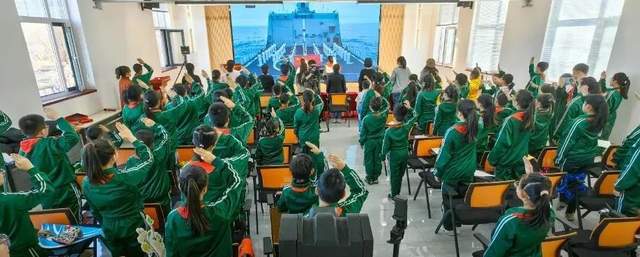 白将军社区服务站站长高磊,通州区南关小学家委会秘书长史彩霞 ,通州