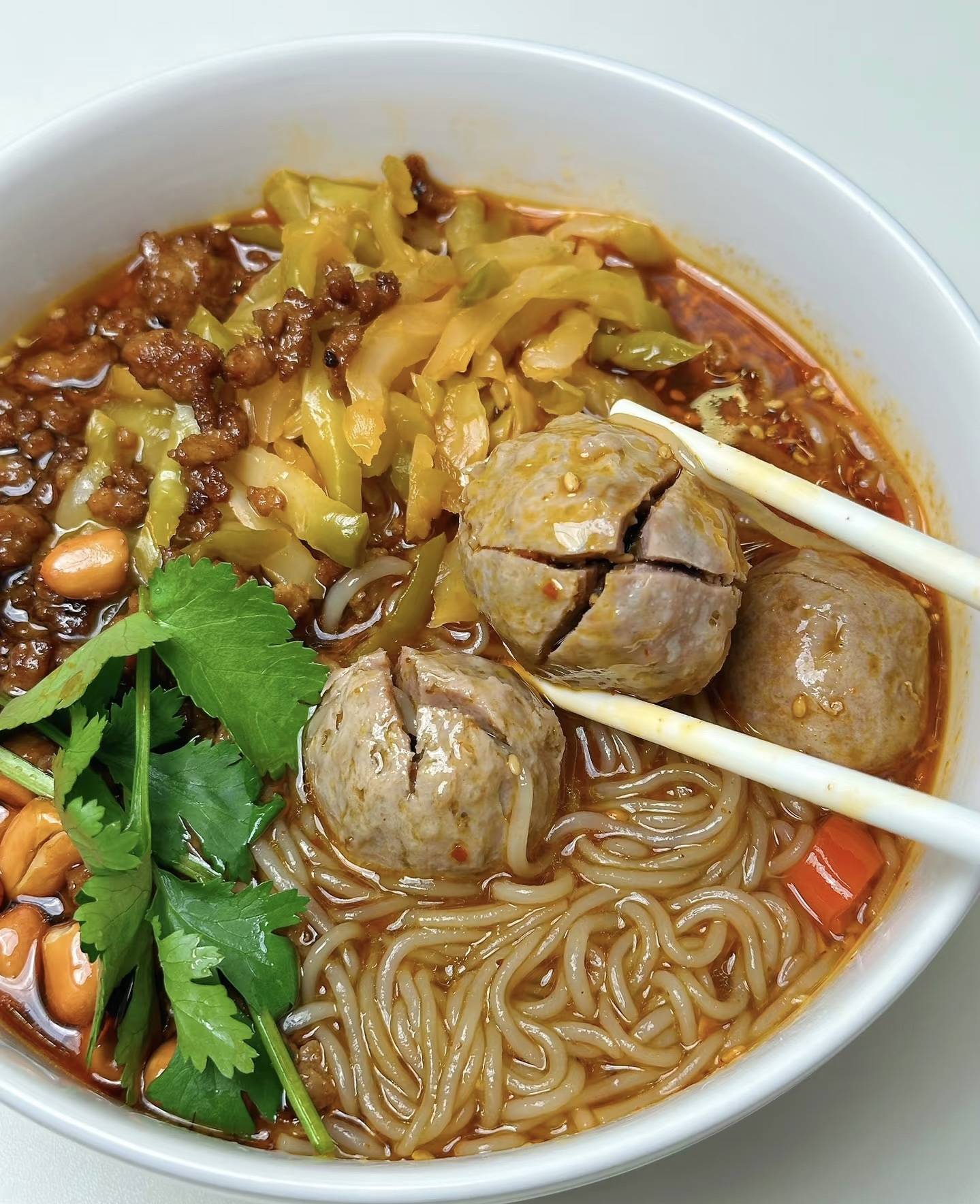 自制牛丸酸辣粉,酸辣过瘾,一次学会,厨房新手也能轻松掌握!