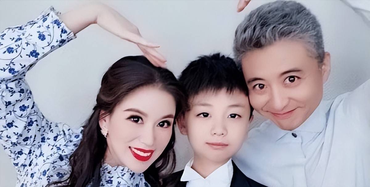 满头白发的周炜,看来郭德纲的话说对了