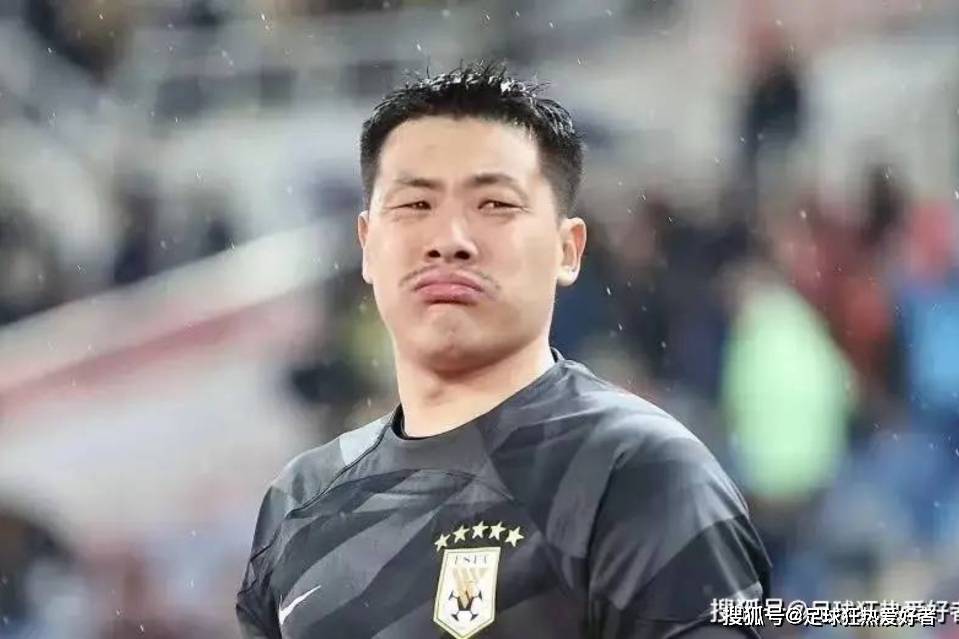 中超-王大雷被直红,替补门将于金永表现神勇,十人泰山0-0河南_手套_年纪_赛季