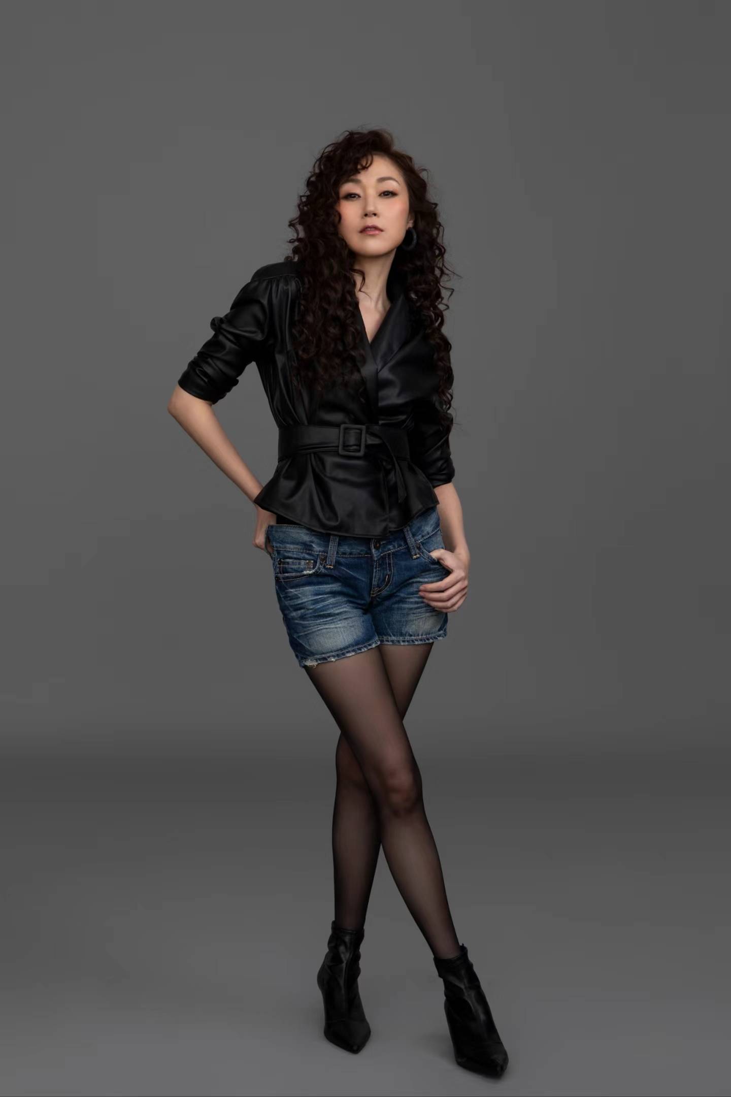 黑色丝袜  逆天美腿,万绮雯凭什么成为永恒女神?