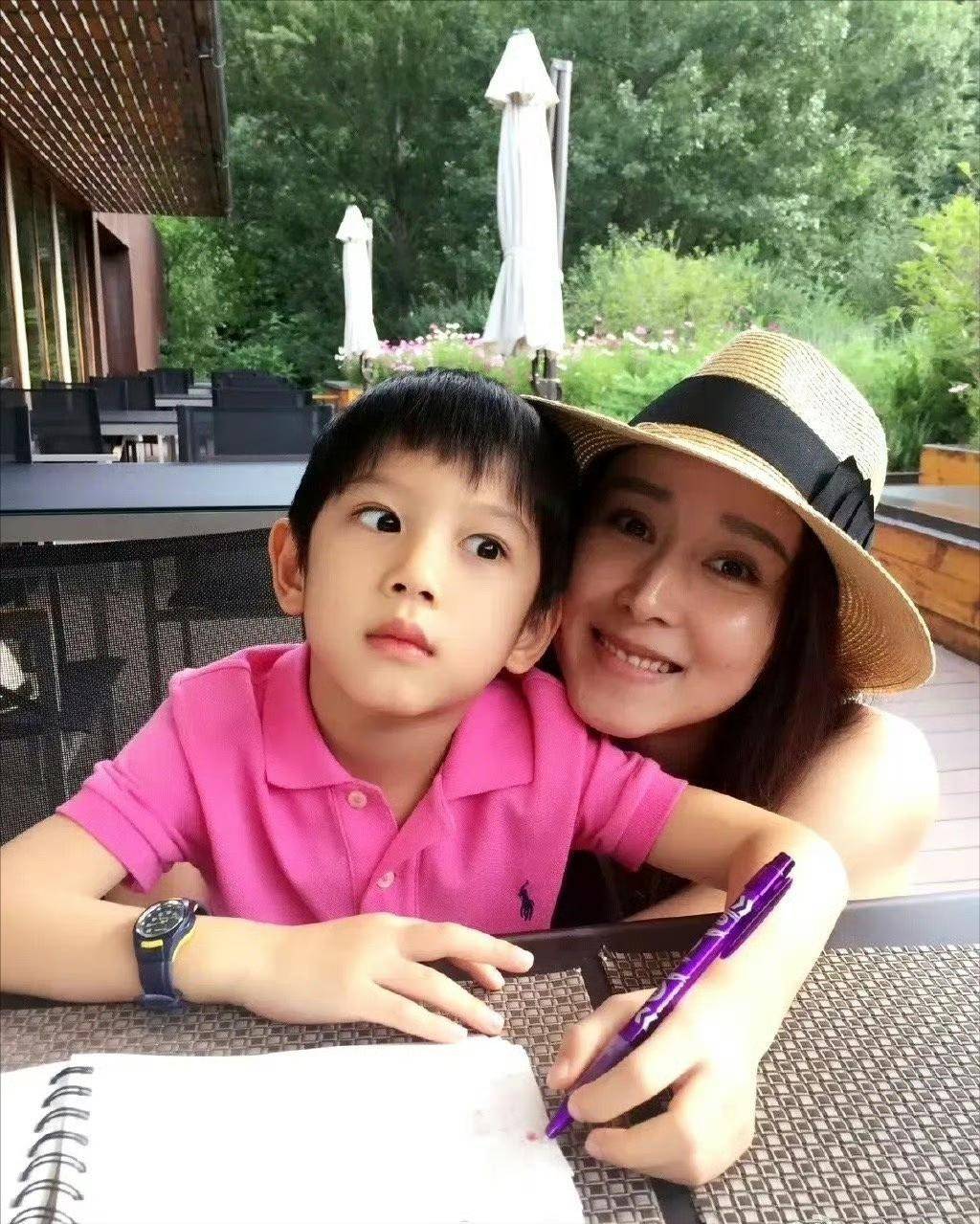 胡静儿子喜获"最帅星二代"!老公朱兆祥也不差,年轻时可以出道