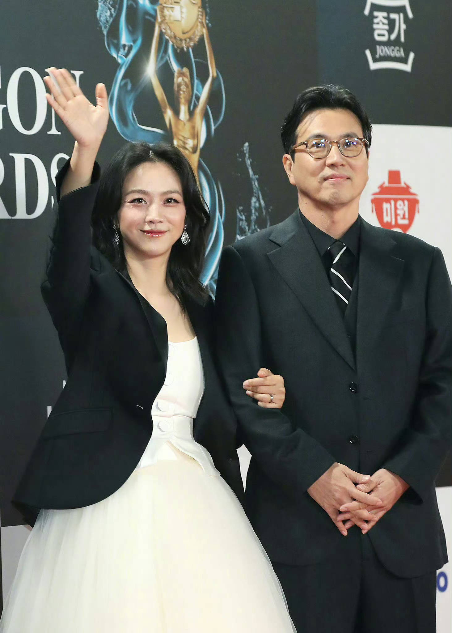 汤唯金泰勇青龙红毯合体,散发超强女人魅力!