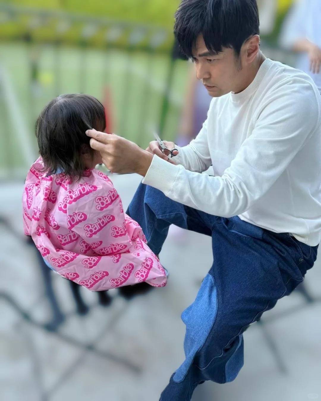 昆凌晒7岁儿子夺冠照正脸和爸爸如复刻周杰伦为小女儿剪头发