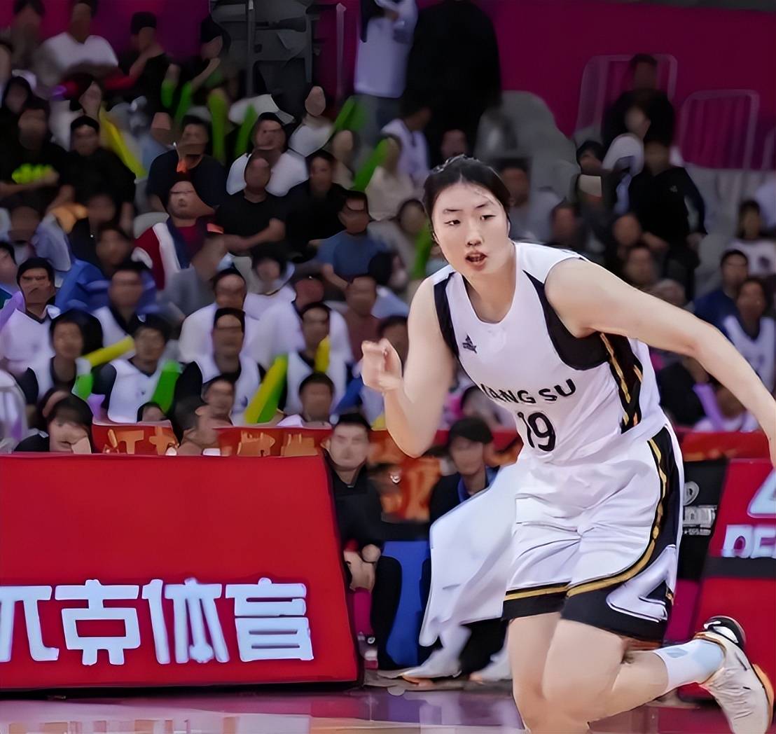 23岁罗欣棫率江苏女篮逆袭进八强，能否接班李梦成中国女篮新希望？