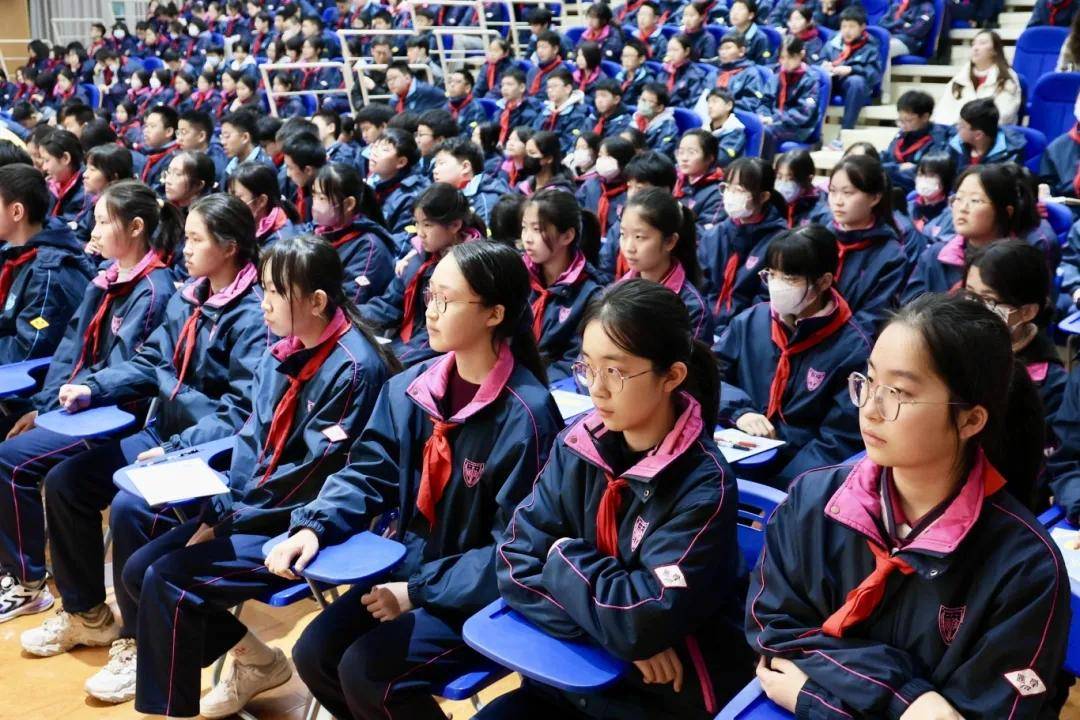 与师生分享独家记忆,雷锋学生走进学校传承雷锋精神