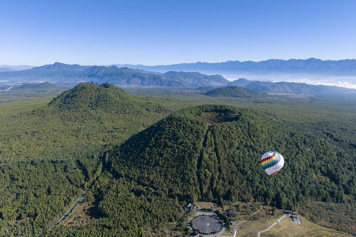 这里有火山,热海,温泉等多种地质景观,尤其是热海大滚锅,水温高达96