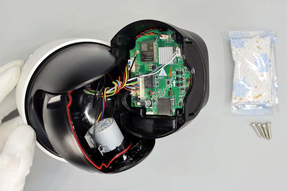 内置300万像素传感器天地伟业4g警戒球监控摄像头拆解