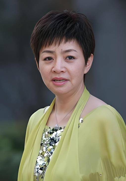 64岁宋丹丹被偶遇,三婚富豪老公惊喜露面,状态让多少黑粉脸红