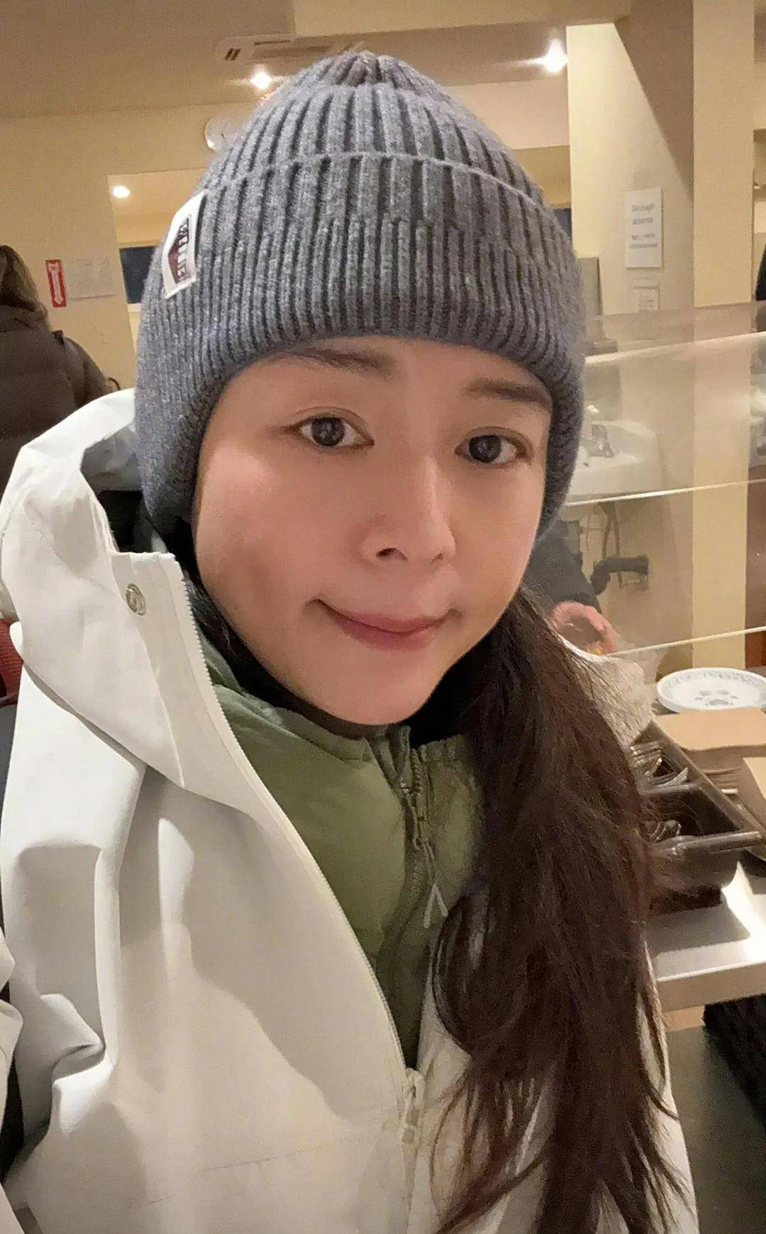 支持者欣赏其特立独行认为吃素是个人选择;反对者批评其利用明星