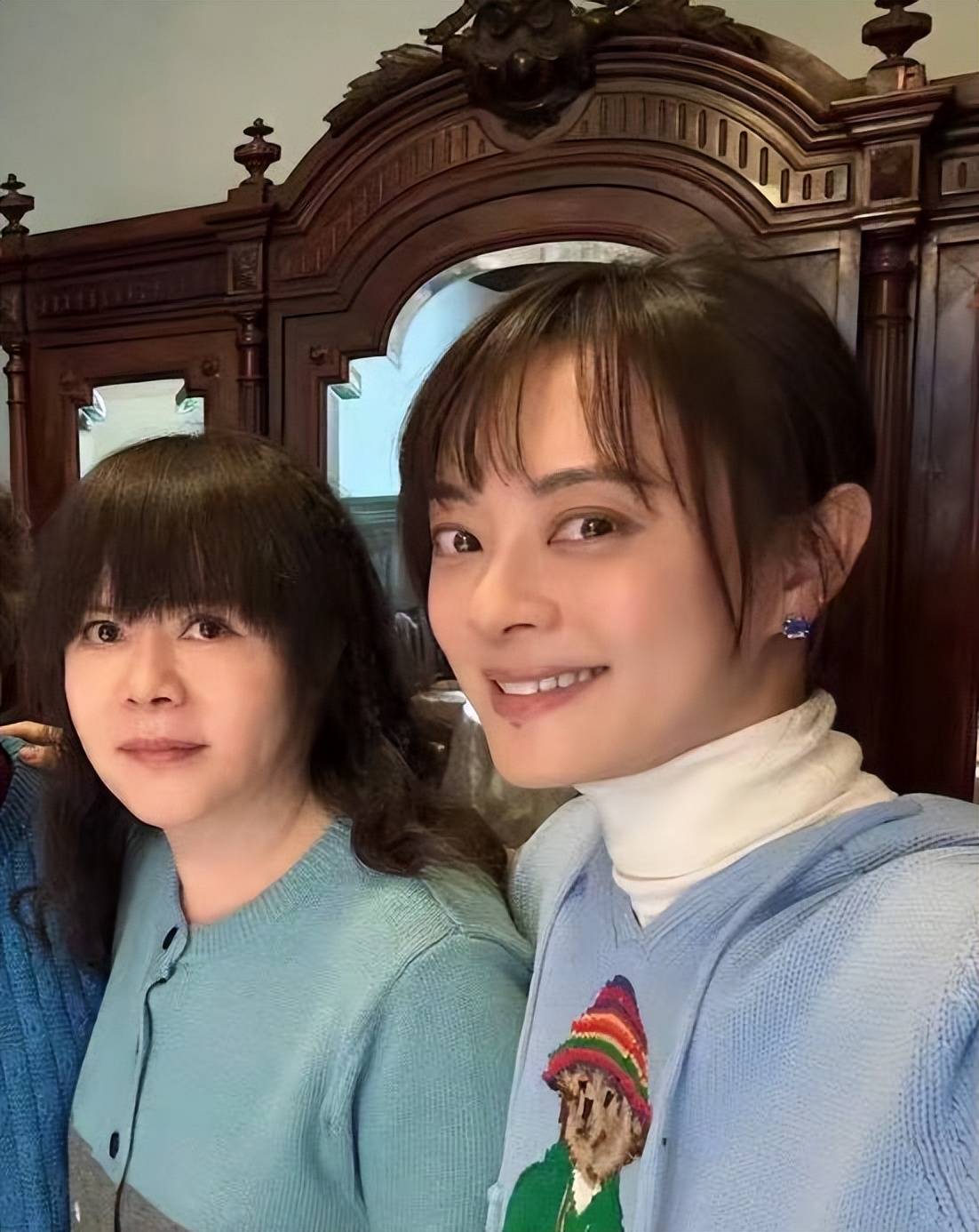 孙俪晒与母亲合照孙妈妈好年轻漂亮面相变柔和母女同框像姐俩