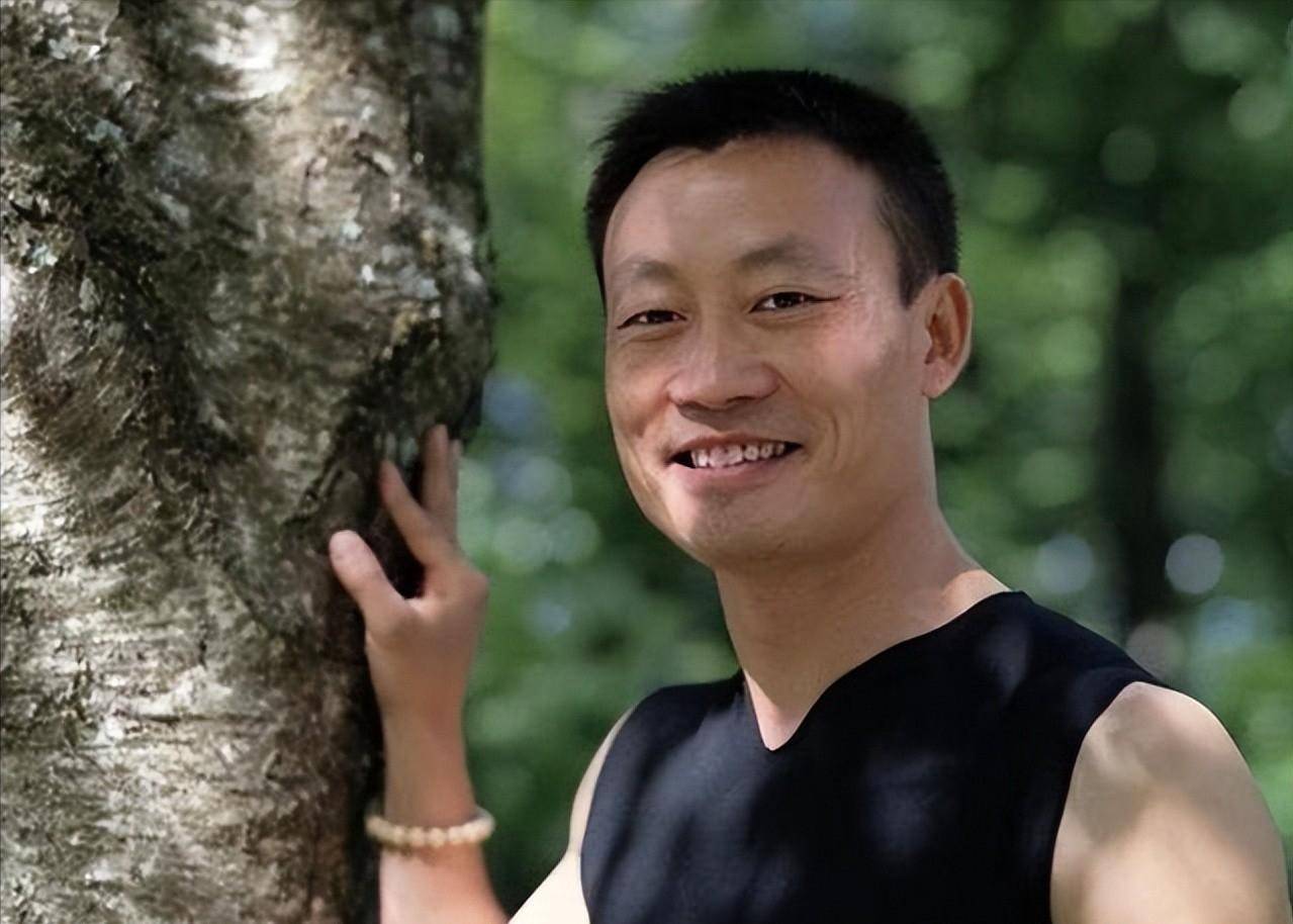 但是在瑞士生活的这段时间李东华又开始锻炼想要进入瑞士的队伍里参加