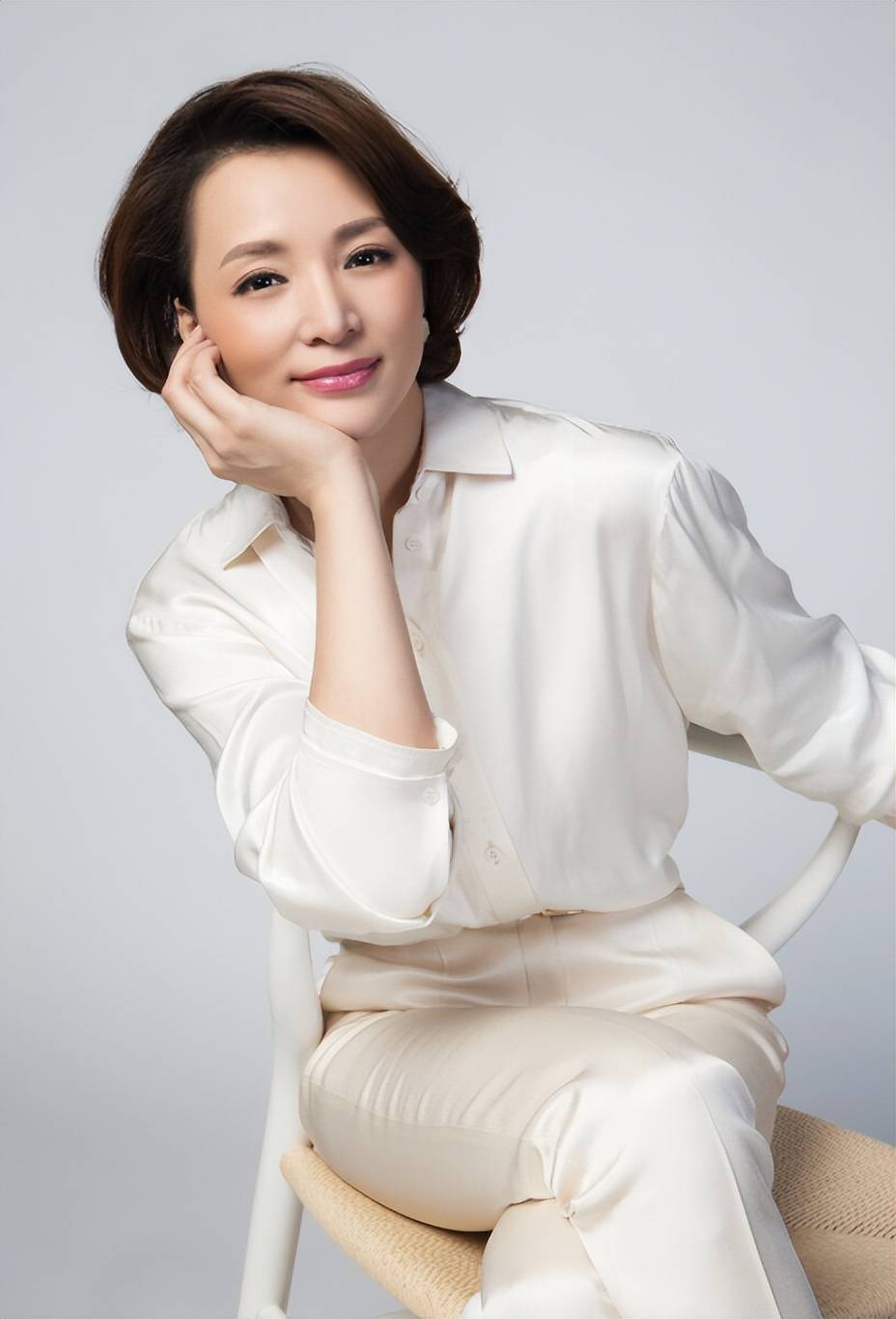 董卿早年旧照,圆脸加大龅牙尖嘴猴腮,老了反而是变得更漂亮了!