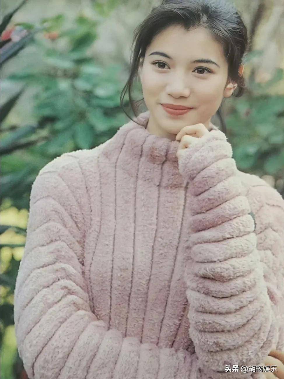 袁咏仪素颜出镜,自然美与个性魅力的完美融合