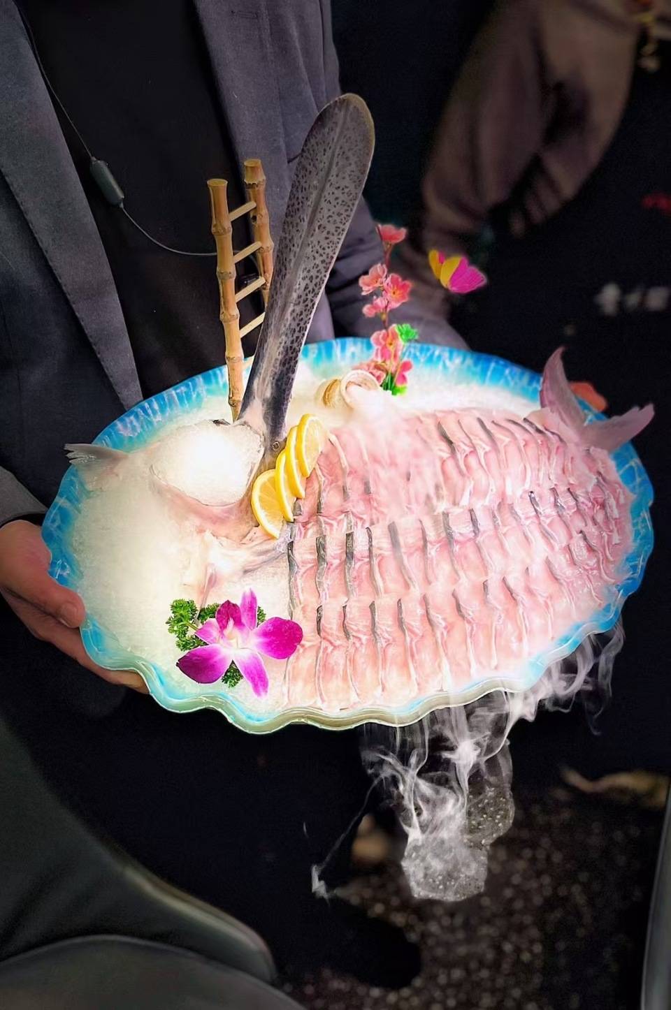 与恐龙同时代的鸭嘴鱼，配上贵州酸汤火锅，简直绝了！（鸭嘴鱼的多种做法大全窍门）