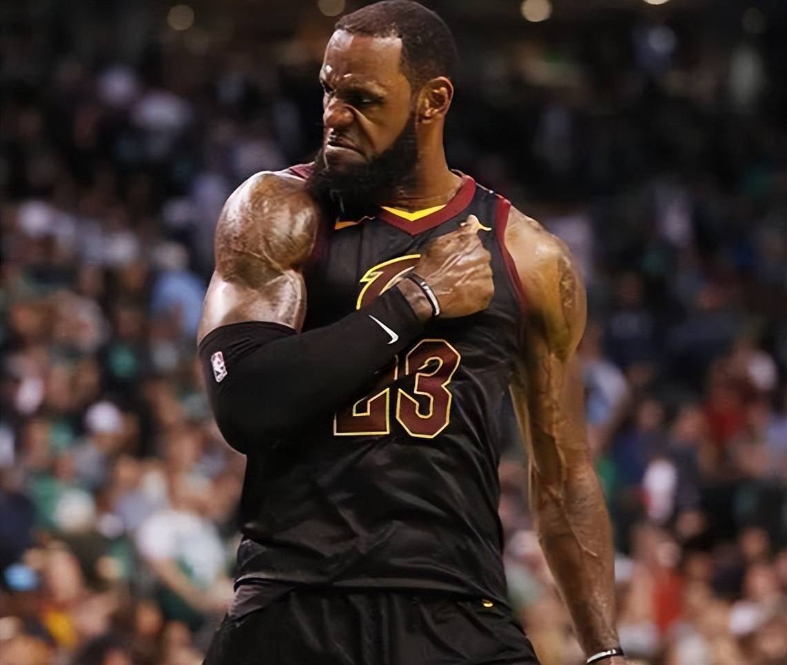 2010年,詹姆斯成为自由球员,当时联盟是如何哄抢他的?