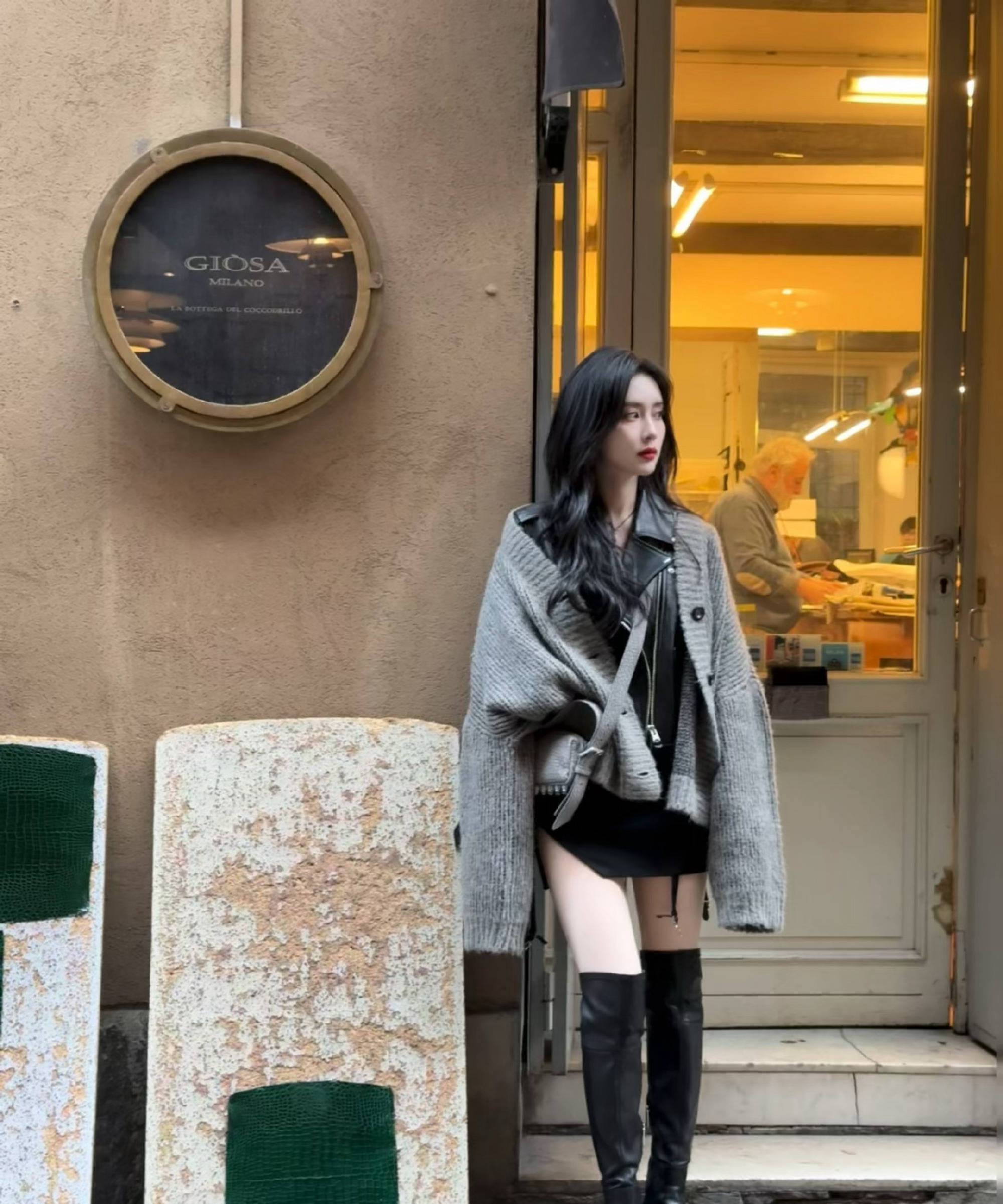 她柔和的长发卷发为这件衣服增添了一些优雅