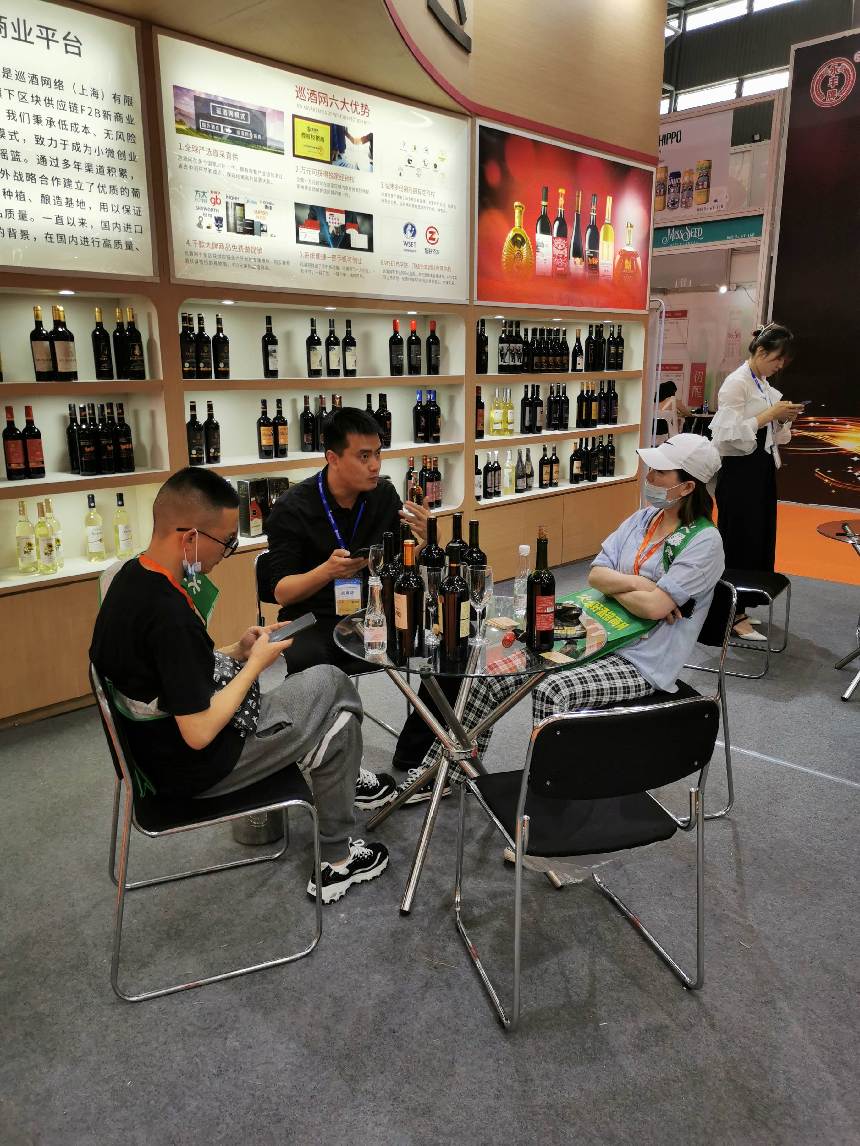 巡酒网位于凯宾斯基饭店 1fa11 展台,你能看到精心陈列的葡萄酒产品