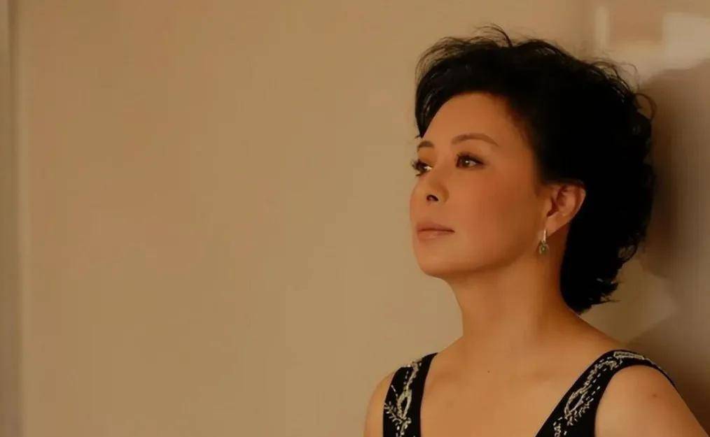 刘佳:她是国家一级演员,与富豪结婚37年零绯闻,儿子帅气是她的骄傲