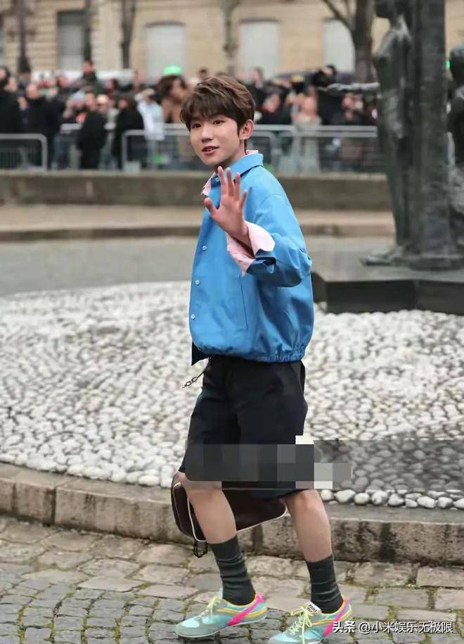 24岁王源巴黎看秀身高太矮,为显高踮脚走路,网友辣评:像小学生